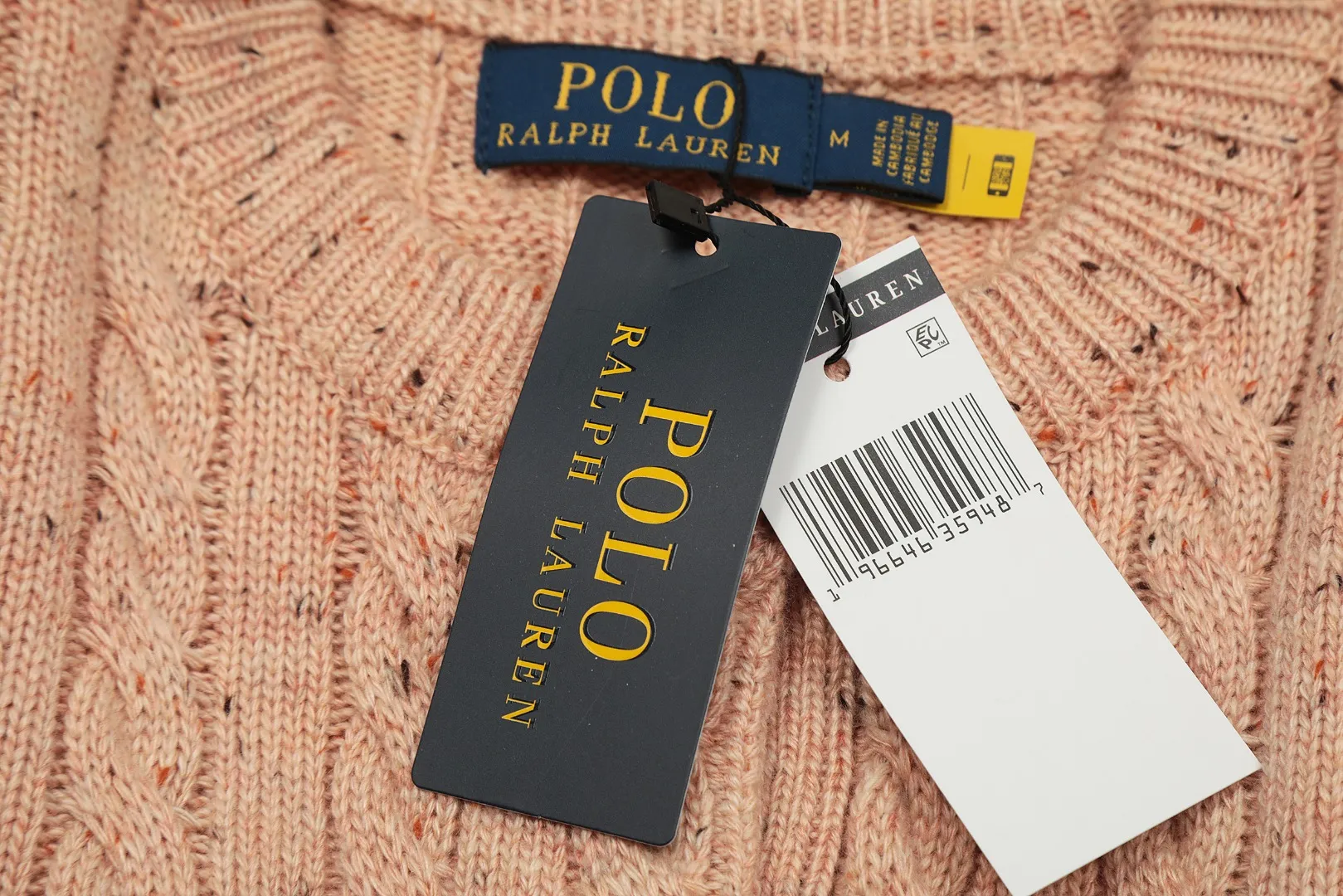 P230 Top quality" Style number: DS018# [Ralph Lauren wool blended pony embroidered logo twist knitted cardigan] ✅Ralph Lauren gradient multi-color dot versatile knitted cardigan jacket for all seasons ✅15% Merino cotton wool 85% wool blend Customized laser buttons Clean and clear texture ✅ZP quality 1:1 version Scan the code to enter the GF website Counter quality ✅Detailed quality The only one in Guangzhou Imported quality wool, focusing on high-end, cost-effective, good quality needless to say ✅The version is restored to the original order, the maximum size can be worn up to 150 pounds, loose, comfortable and stress-free ✅The upper body is simple and easy to match, a must-have for goddess ootd. Good-looking clothes are never picky. A must-have in the goddess's wardrobe. Size: S-L Color: Navy blue, light blue, off-white, leather pink, Christmas red